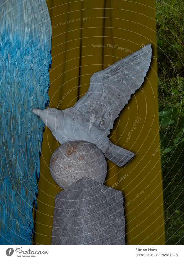 Vogel – Vorhang – Bildkomposition Statue Komposition Denkmal Möwe Skulptur abstrakt Theater Freiheit kontext Sehenswürdigkeit Kultur Interpretation Veränderung