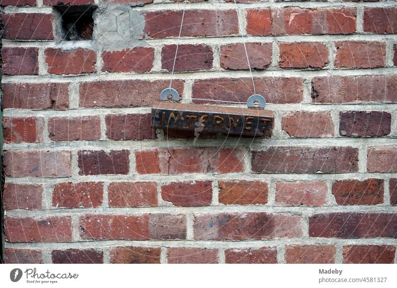 Rostiges Hinweisschild zum Internet vor einer alten Fabrikmauer aus rotem Backstein im Stadtviertel Margaretenhütte in Gießen an der Lahn in Hessen internet