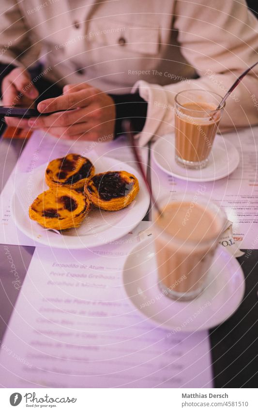 Kaffeepause in Lissabon Milchkaffee Kaffeetrinken pastéis de nata Heißgetränk genießen Café Getränk Kaffeetisch Pause