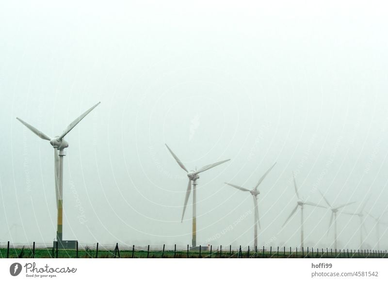Windräder im Nebel Windkraftanlage neblig Energiewirtschaft grau Windrad Rotor Energiewende regenerativ Klimawandel Generator nachhaltig Windenergie