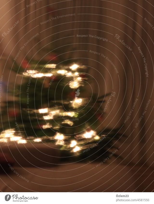 Weihnachtsbaum hinter einer Glastür, verschwommen Weihnachten & Advent Weihnachtsdekoration Christbaumkugel Feste & Feiern Dekoration & Verzierung Tanne