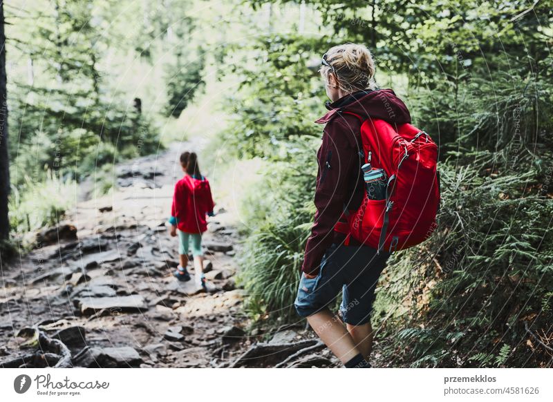 Familienausflug in den Bergen. Mutter mit kleinem Mädchen spazieren auf Pfad im Wald Ausflug Urlaub Sommer Wanderung laufen reisen Reise Kind im Freien Erholung