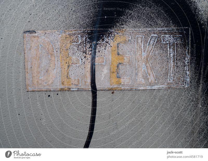 DEFEKT (fehlerhafte Stelle) defekt Wort Deutsch Hintergrund neutral Typographie Straßenkunst Kreativität Detailaufnahme Berlin Großbuchstabe Zahn der Zeit