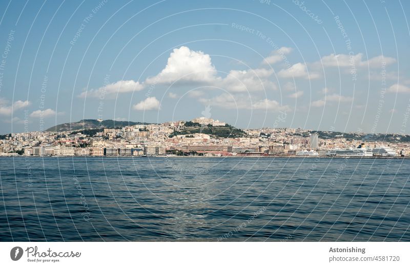 Blick auf Neapel Stadt Meer Sommer Urlaub Ferne Hügel Horizont Gebäude Wasser Wellen Himmel Wolken blau Kampanien Golf von Neapel Küste Farbfoto Landschaft