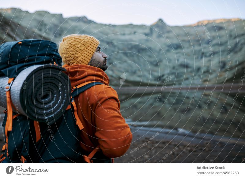 Wanderer steht in der Nähe eines ruhigen Sees Mann Wasser Natur Ausflug Wanderung Trekking Backpacker Berge u. Gebirge Felsen Entdecker reisen Reise Aktivität
