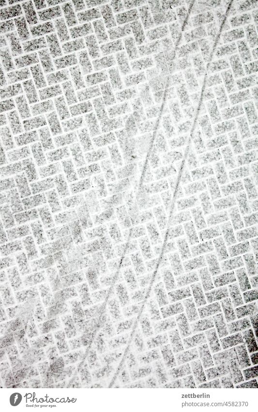 Spuren im Neuschnee altbau außen hinterhaus hinterhof innenhof innenstadt mehrfamilienhaus menschenleer mietshaus ruhe schneedecke stille textfreiraum