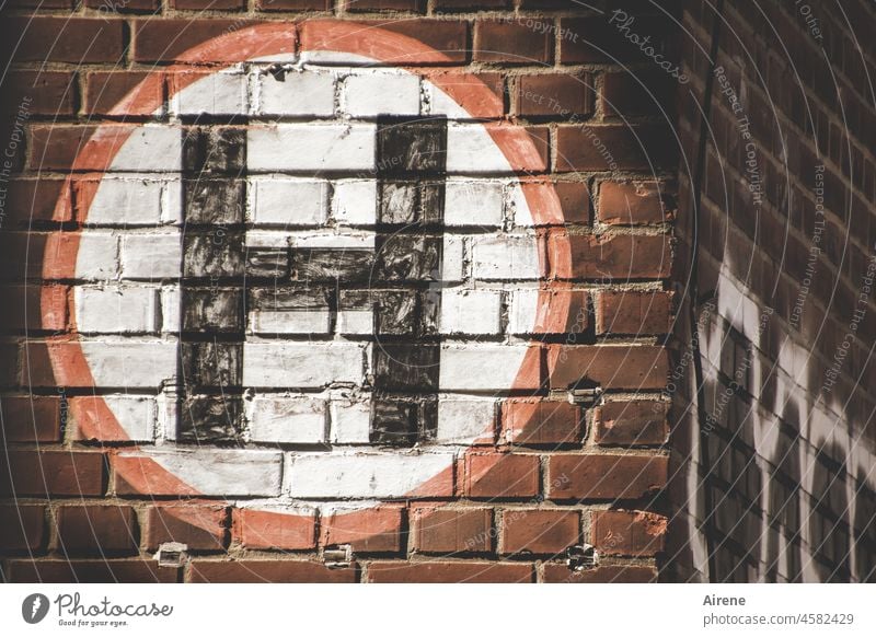 Hier gibt's ein H Symbol Kreis Schild bemalt Vekehrszeichen Straßenschild Beschilderung Halt Haltepunkt Markierung Ziegelbau Ziegelwand Fassade Fabrik