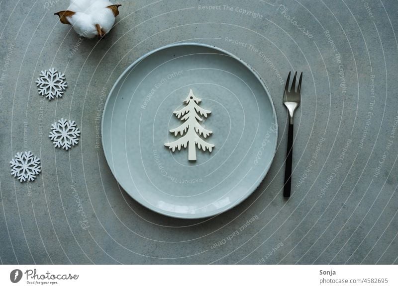 Ein weihnachtlich gedeckter Tisch mit einem grauen Teller weinachten Weihnachtsdekoration Gabel christbaum Weihnachten & Advent Weihnachtsbaum Tradition