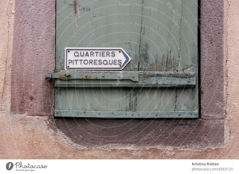 französisches hinweisschild zu einem malerischen viertel im elsass pittoresk pfeil richtung weg wegweiser fensterladen altstadt gegend ort ortschaft frankreich