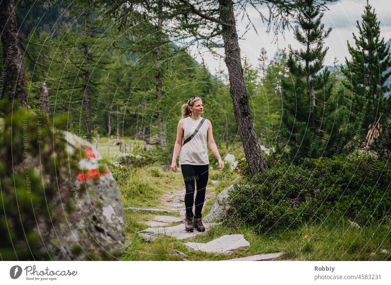 junge Frau wandert in der Dabaklamm in Österreich Wandern spazieren Wanderweg blond Bewegung Osttirol Nationalpark Hohe Tauern Outdoor Urlaub Fitness grün Natur
