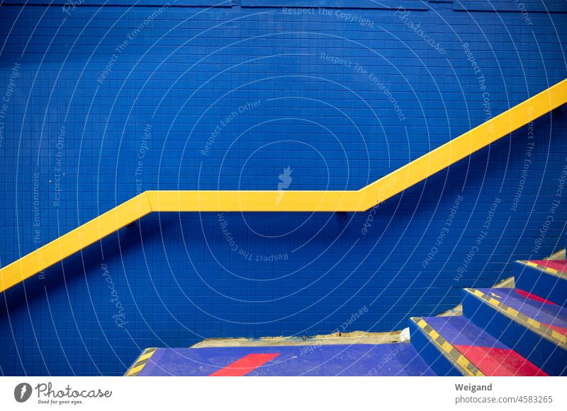 Gelbes Geländer an einer blauen Wand gelb urban hipp Treppe Poppig Unterführung Bahn ungewöhnlich aufsteigen absteigen Barometer Kurs Kursverlauf Diagramm