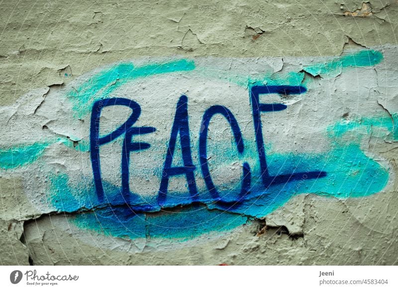 Peace Frieden friedlich Schriftzeichen Mauer Graffiti Wand Stadt Fassade Buchstaben Straßenkunst Wort Typographie Zeichen Kreativität Kunst streetart Berlin