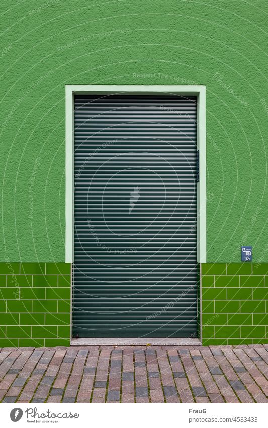 alles (fast) in Grün Gebäude Wand Haus Putz Fassade Tür Jalousie Rollladen geschlossen Klinker Pflaster grün verschiedene Grüntöne Farbe Schild Wasser Geometrie