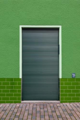 alles (fast) in Grün Gebäude Wand Haus Putz Fassade Tür Jalousie Rollladen geschlossen Klinker Pflaster grün verschiedene Grüntöne Farbe Schild Wasser Geometrie