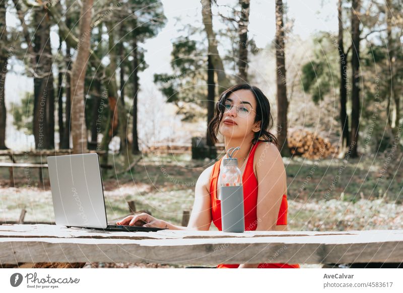Arabische Frau macht Yoga mit Online-Fluch im Freien am Morgen. Kopieren Sie Raum Bilder, Stretching und tun Yoga-Positionen. Sporttücher während eines sonnigen Tages. Selbstfürsorge-Athlet