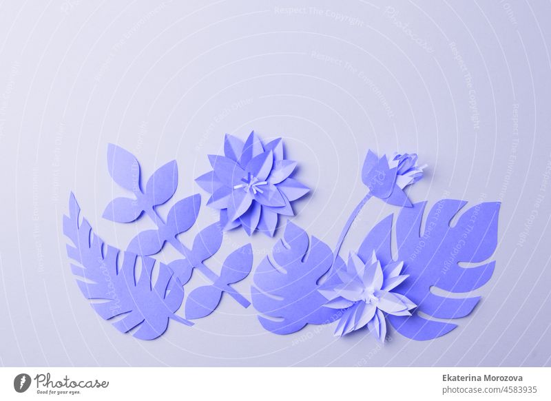 Handgemachtes dekoratives Papiermuster aus tropischen monochromen Blumenblättern auf einem pastellrosa Hintergrund mit Kopierraum. Ansicht von oben. Live-Farbkonzept