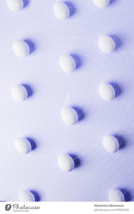 Weiße Eier auf einem hellen ultravioletten lila trendigen Farbe des Jahres 2022 Hintergrund mit Reflexion der Schatten und kopieren Raum. Layout zu Ostern. Flachlage, Muster