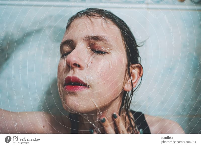 Künstlerisches Porträt einer jungen Frau unter der Dusche Wasser attraktiv frisch Kunst Gesicht nass schließen natürlich wirklich hübsch lange Haare sinnlich