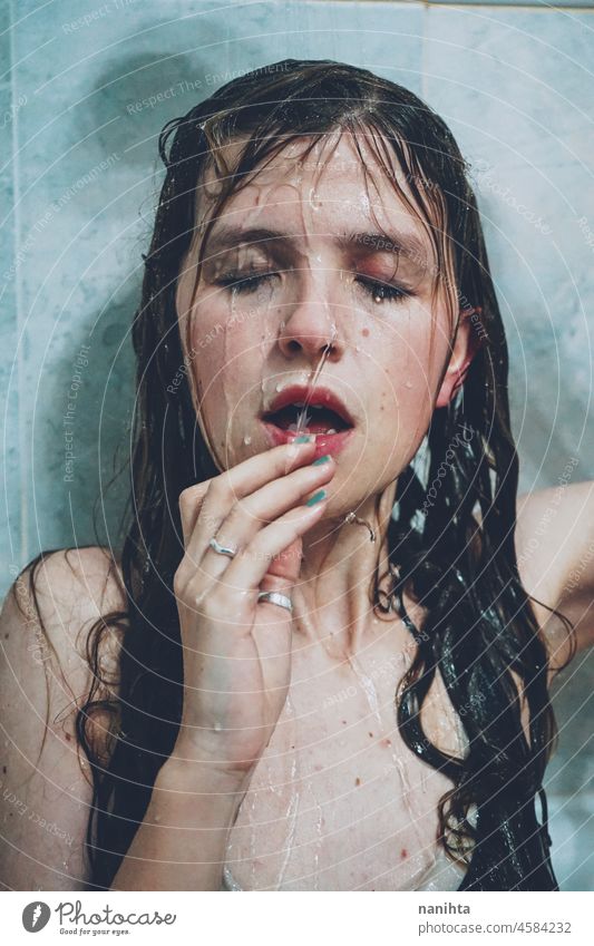 Künstlerisches Porträt einer jungen Frau unter der Dusche Wasser attraktiv frisch Kunst Gesicht nass schließen natürlich wirklich hübsch lange Haare sinnlich