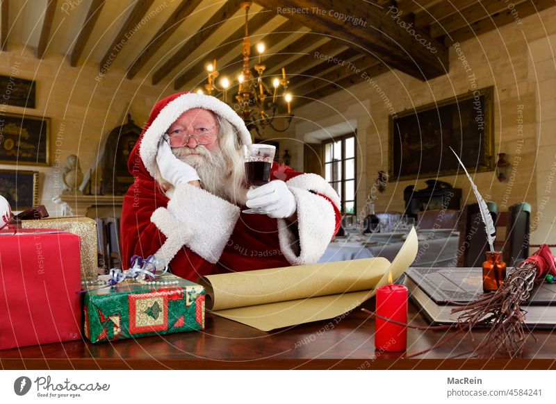 Der Weihnachtsmann mit einem Glas Rotwein in der Hand Alter 83 Jahre männlich Bart Buch eine Personein Mensch einzelne Person einzelner Mensch