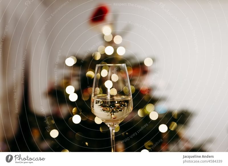 Weinglas mit Wein vor einem Weihnachtsbaum mit Bokeh Lichterkette geschmückt Reflektion Spiegelung Weihnachten & Advent leuchten Weihnachtsdekoration