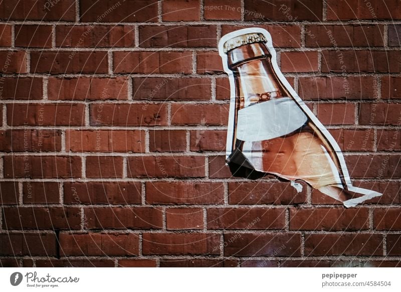 halBIERt – Bierwerbung an einer Ziegelwand bierwerbung Alkohol Flasche Bierflasche Bierflaschen Getränk Farbfoto braun Flaschenhals Werbung Nahaufnahme