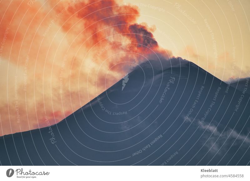 Ätna - über dem Kratergipfel stehen dicke schwarze Aschewolken - die Abendsonne läßt die Wolken rot glühen Vulkan aktiv Sizilien Naturschauspiel Woken