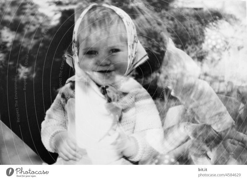 Bitti-Klein... Doppelbelichtet...und zwar echt. Kind Scan Schwarzweißfoto Filmfotografie analog Doppelbelichtung doppel Experiment Mädchen Lächeln lachen alt