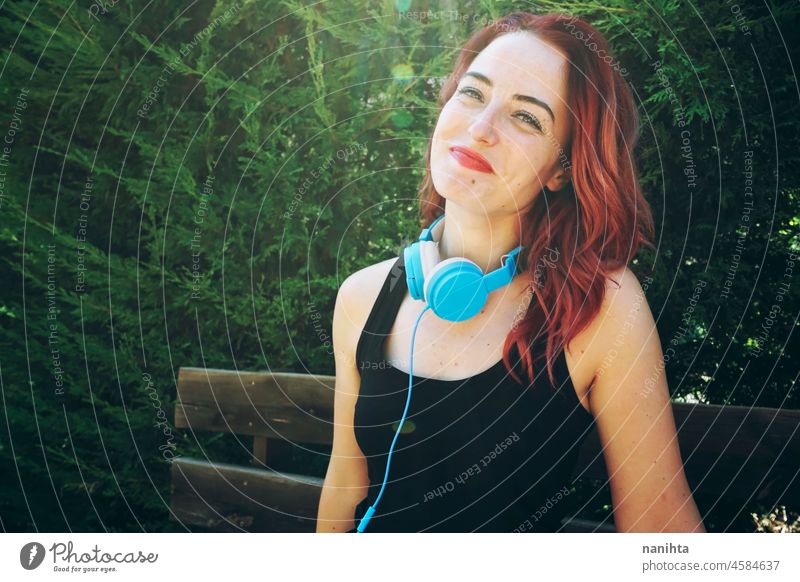 Sportliche rothaarige Frau passen Lifestyle Musik Gesundheit im Freien Park Kopfhörer Technik & Technologie Sommer Sonnenlicht Licht positiv Körper Rotschopf