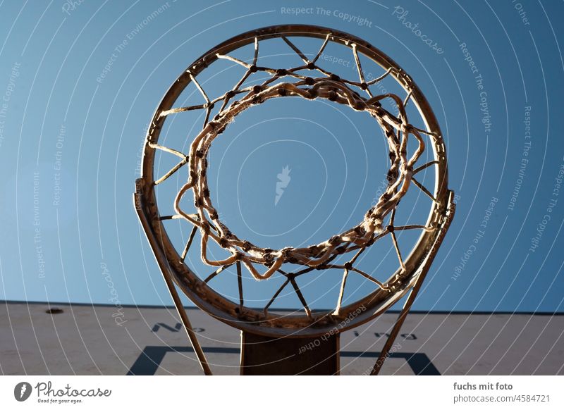 Basketballkorb von unten -  blauer Himmel Korb Ballsport Freizeit & Hobby Farbfoto Menschenleer Sport Netz no dunking ring Treffer Froschperspektive