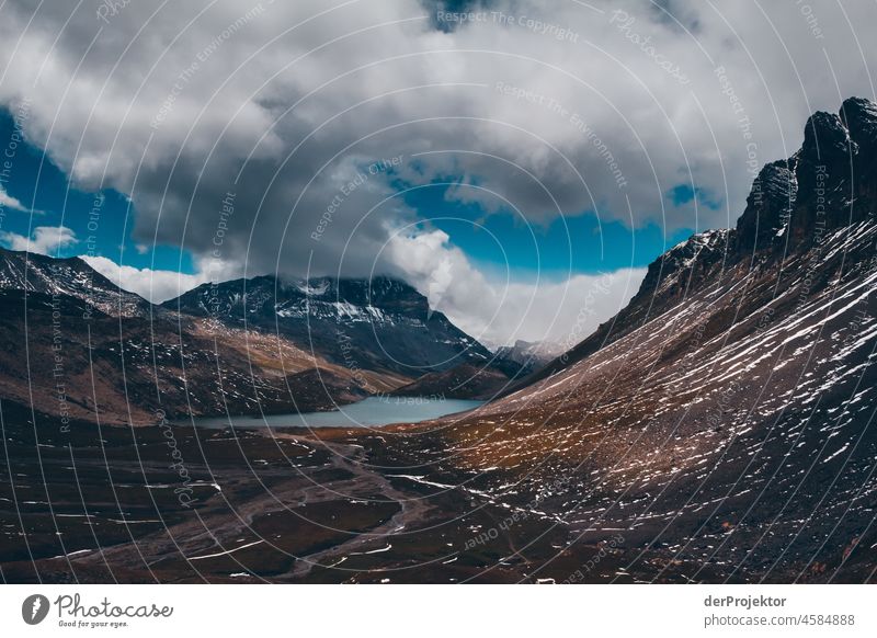 Wanderung Vanoise National Park: Blick auf Berg in Nebel mit See im Vordergrund Zentralperspektive Starke Tiefenschärfe Kontrast Schatten Licht Tag Menschenleer