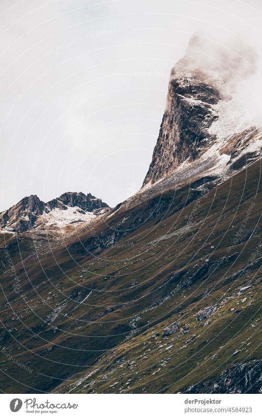 Wanderung Vanoise National Park: Blick auf Berg in Nebel VI Zentralperspektive Starke Tiefenschärfe Kontrast Schatten Licht Tag Menschenleer Außenaufnahme