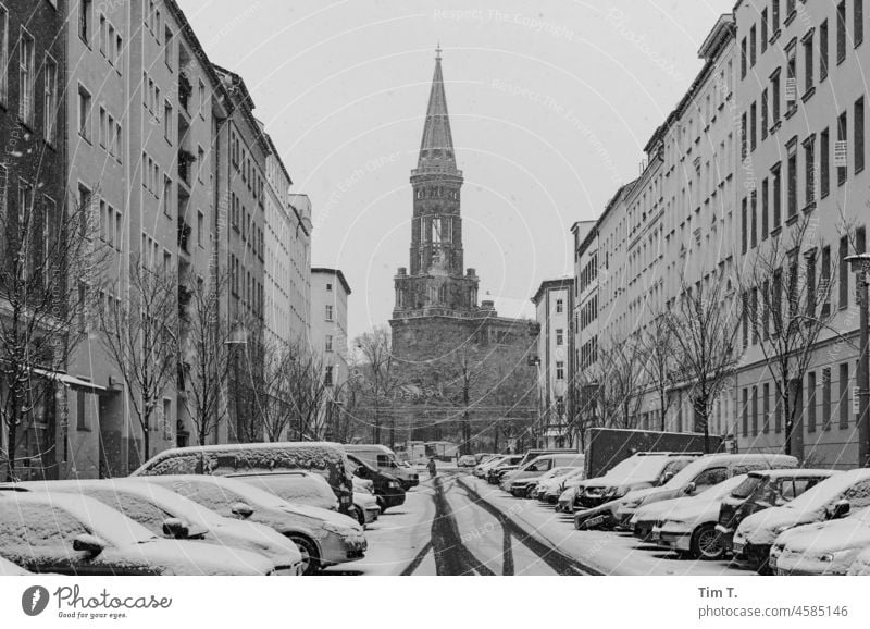 Blick durch die Straße auf die Zionskirche Prenzlauer Berg Winter Schnee Kirche s/w bnw Menschenleer Tag Schwarzweißfoto Außenaufnahme Berlin Hauptstadt