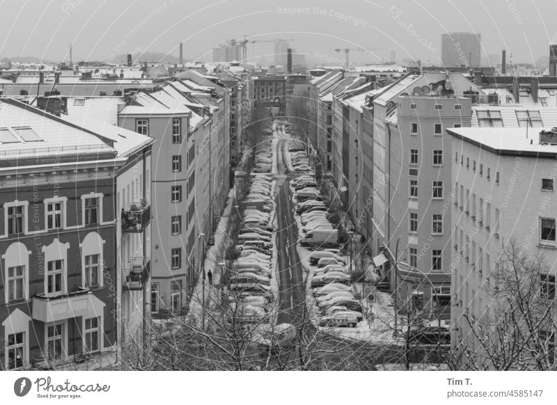 Blick von oben einer verschneiten Straße entlang Berlin Winter Schnee s/w bnw Schwarzweißfoto Tag Außenaufnahme Menschenleer Architektur Fenster Stadt Gebäude