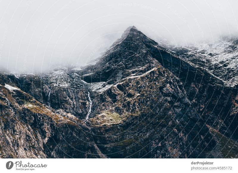 Wanderung Vanoise National Park: Blick auf Berg in Nebel V Zentralperspektive Starke Tiefenschärfe Kontrast Schatten Licht Tag Menschenleer Außenaufnahme