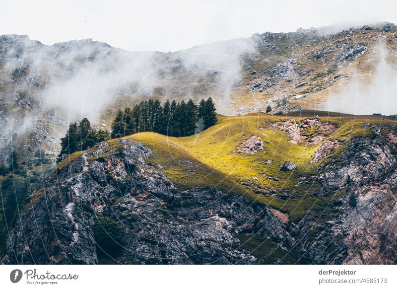 Wanderung Vanoise National Park: Blick auf Berg in Nebel Zentralperspektive Starke Tiefenschärfe Kontrast Schatten Licht Tag Menschenleer Außenaufnahme