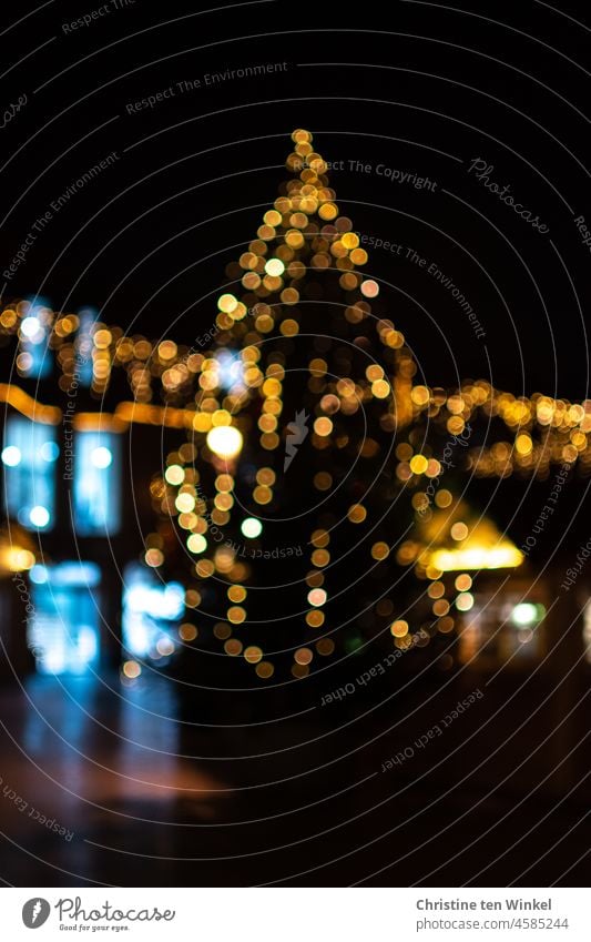 Geschmückter Tannenbaum und Lichterketten in der Stadt. Weihnachtsbaum Baumschmuck Vorfreude Weihnachtsdekoration Tradition Glanz glänzen leuchten