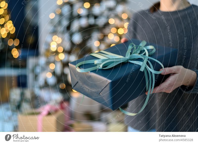 Frau hält Geschenkboxen mit Weihnachtsdekoration Weihnachten Person Kasten Beteiligung Geben Hand Bändchen Paket präsentieren Feier Geschenkverpackung Feiertag