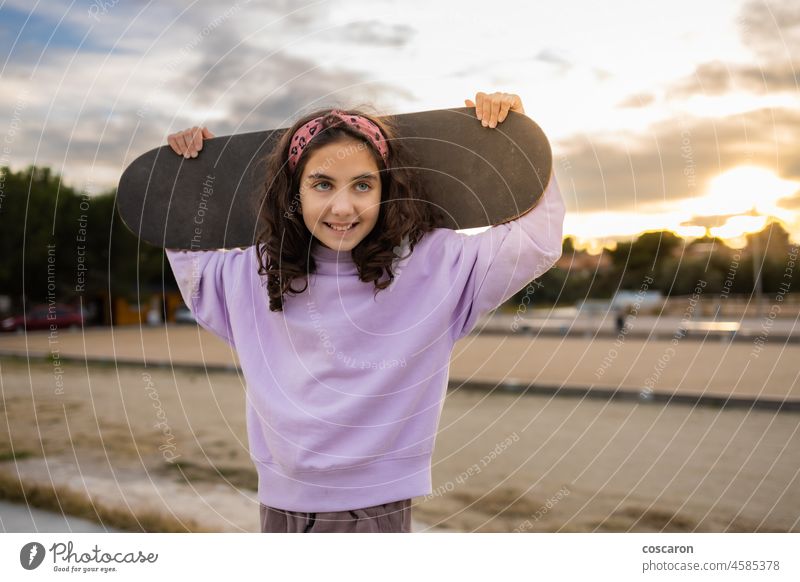 Kleines Mädchen hat Spaß mit einem Skateboard aktiv Aktivität schön Holzplatte Kaukasier Kind cool niedlich genießen Mode Frau Glück Hipster Hobby Freude