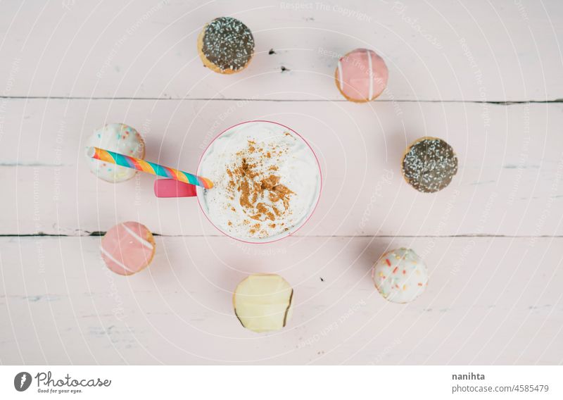Cupcakes und köstlicher heißer Kakao vor einem rosa Holzhintergrund Muffins süß gebacken Versuchung Kuchen lecker Varieté mischen Rudel hölzern Lebensmittel