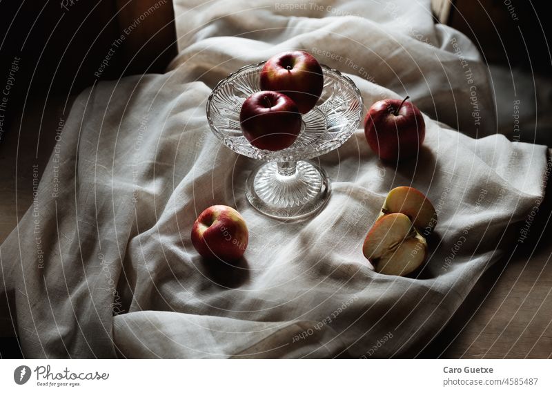 Stilleben mit Äpfeln neben dem Fenster Essensfotografie Lebensmittelfotografie luz natürlich Food-Fotografie Apfel Stillleben Fensterbeleuchtung