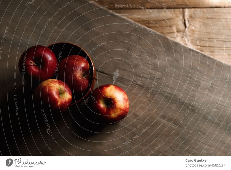Stilleben mit Äpfeln neben dem Fenster redaktionell Essensfotografie Bodegón luz natürlich Fensterbeleuchtung natürliches Licht Lebensmittelfotografie Frucht