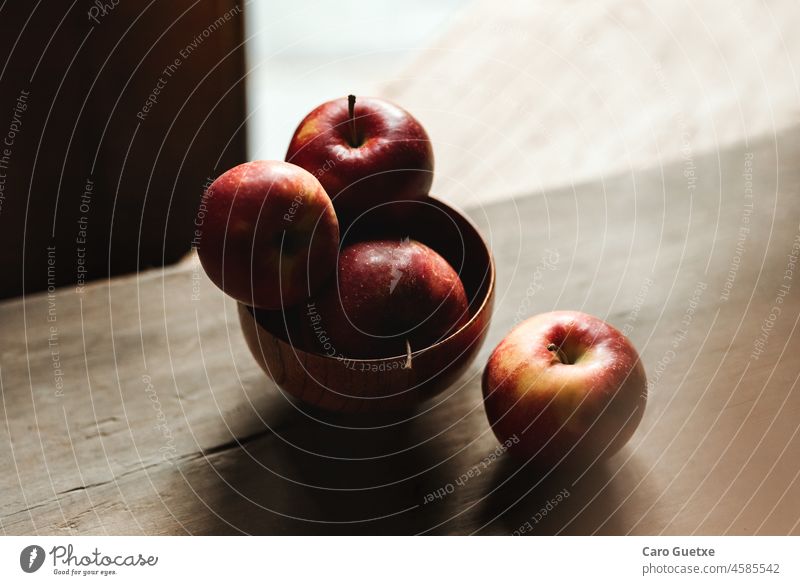 Stilleben mit Äpfeln neben dem Fenster Essensfotografie Lebensmittelfotografie luz natürlich Fensterbeleuchtung Frucht manzanas Bodegón natürliches Licht