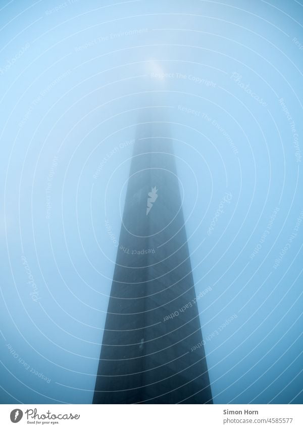 Brückenpfeiler im Nebel Licht Lichtpunkt Höhe Transzendenz wolkenkratzer Großstadt urban Beton Architektur Turm Himmel Wolkenkratzer modern Gebäude futuristisch