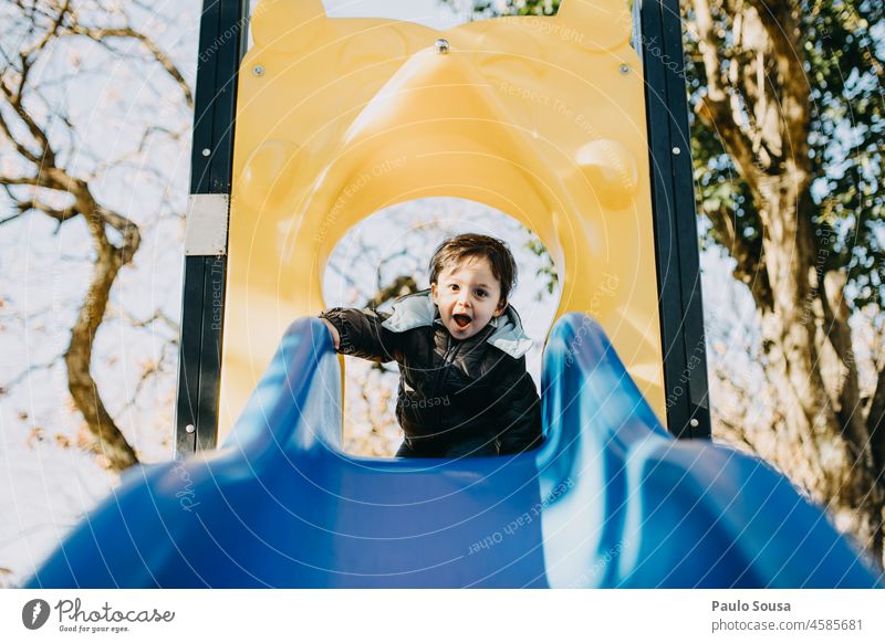Kind spielt auf dem Spielplatz Kindheit 1-3 Jahre Junge Kaukasier Spaß haben Spielen authentisch Spielplatzgeräte Sliden mehrfarbig Fröhlichkeit Glück Tag