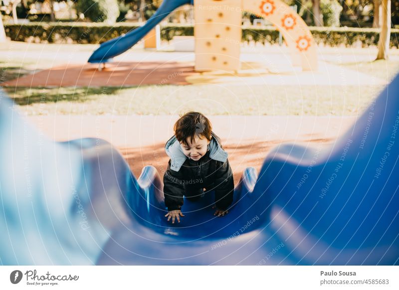 Kind spielt auf dem Spielplatz Junge Sliden Spielen Spielplatzgeräte 1-3 Jahre Kaukasier Spaß haben Park Freizeit & Hobby Glück Kleinkind Farbfoto Kindheit