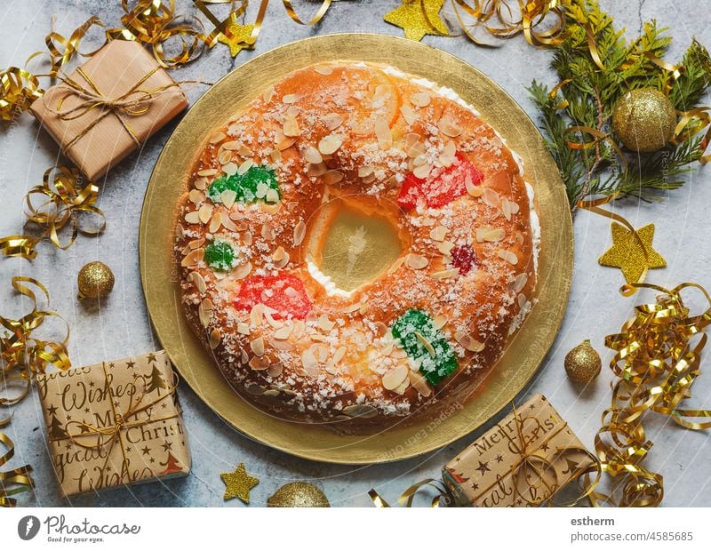 Roscon de reyes mit Sahne und weihnachtlichen Ornamenten. Dreikönigstag Konzept spanische drei Könige Kuchen.typisch spanische Dessert für Weihnachten