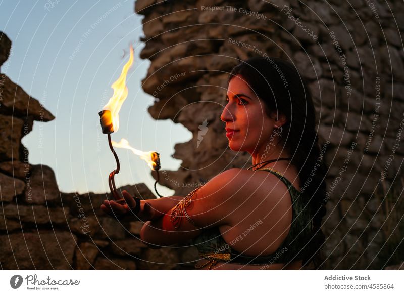 Frau mit Feuerfächern am Abend Tänzer Ventilator ausführen unterhalten zeigen üben Talent Großstadt Fähigkeit Flamme mittelalterlich Dorf Vergnügen Brandwunde