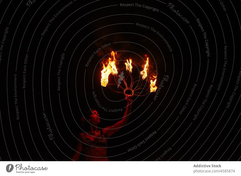Frau mit Feuerfächern bei Nacht Tänzer Ventilator ausführen unterhalten zeigen üben Talent Großstadt Fähigkeit Flamme mittelalterlich Dorf Vergnügen Brandwunde