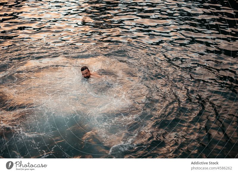 Bärtiger Mann schwimmt in dunklem Wasser schwimmen MEER aqua Erholung reisen Urlaub ruhen sich[Akk] entspannen männlich ethnisch Vollbart Rippeln Azoren